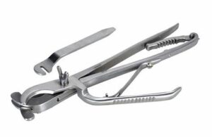 Infographic of a veterinary emasculator with labeled parts—blades, ratchet, lever, and handles—used to perform safe, bloodless castration in horses, cattle, and other livestock.